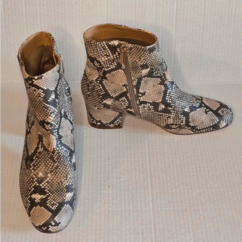 Elegant Snakeskin Patterned Heeled Boots